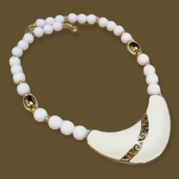 Vintage Jewelry - Vintage Mid Century Beaded Pendant Necklace Gold Tone